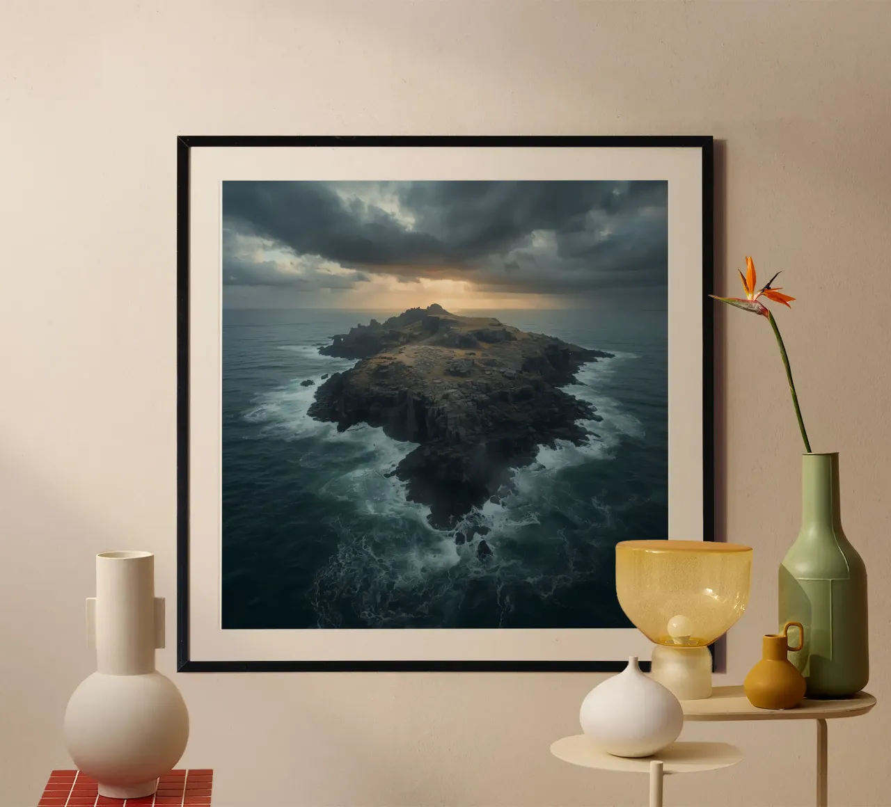 Vue aérienne de l'île Rocky entourée par l'océan avec tempête poster avec cadre en aluminium de DesignDoodle