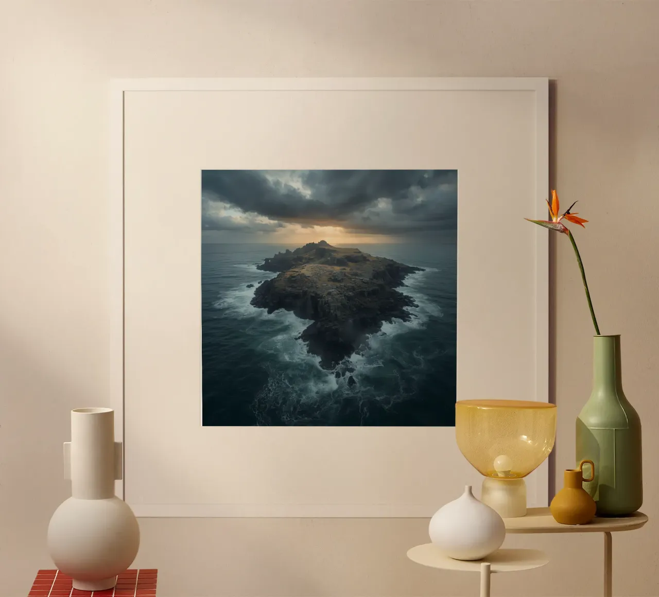 Vue aérienne de l'île Rocky entourée par l'océan avec tempête poster avec cadre en aluminium de DesignDoodle
