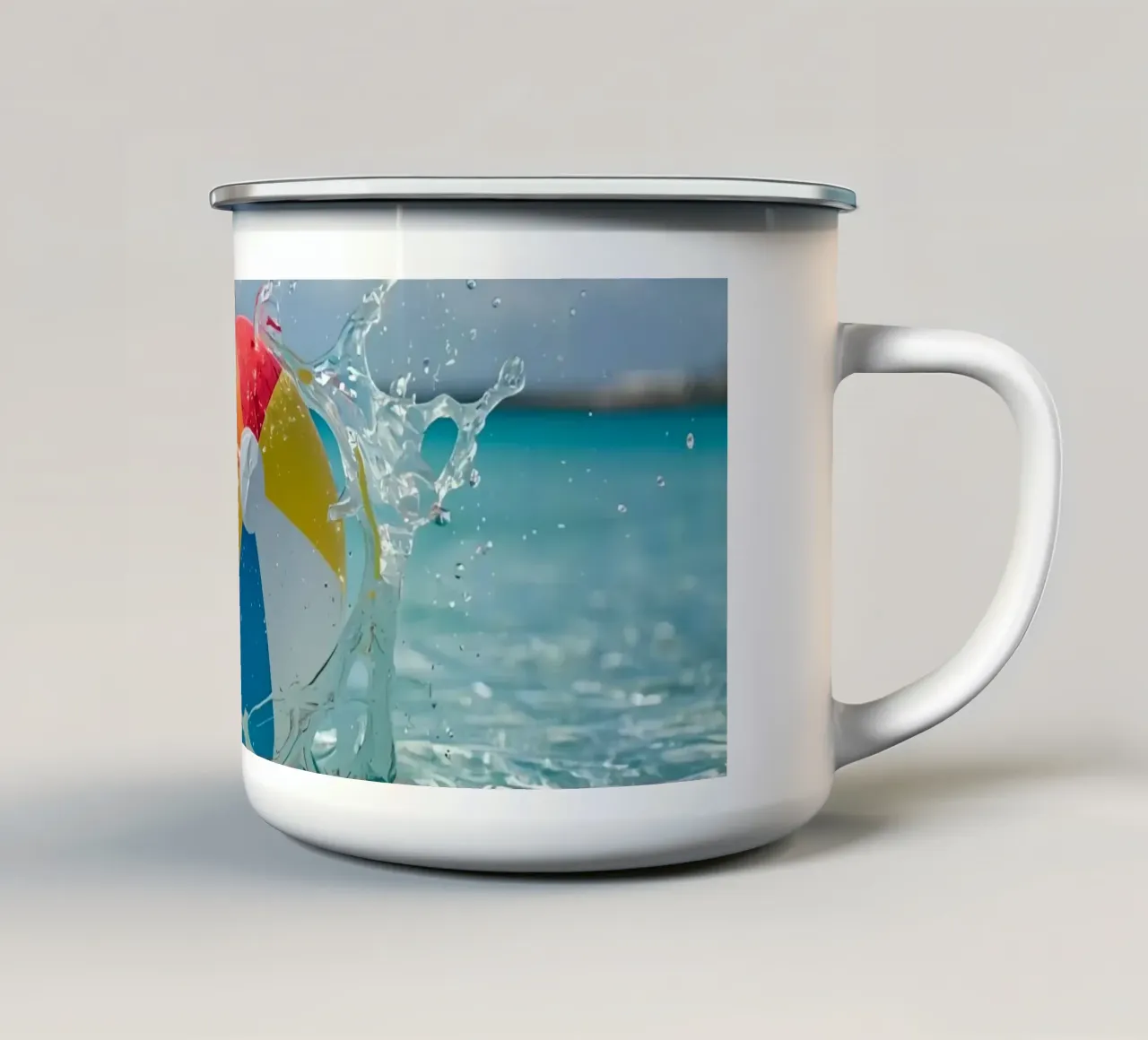 Pallone da spiaggia che sguazza nell'acqua tazza in smalto da DesignDoodle