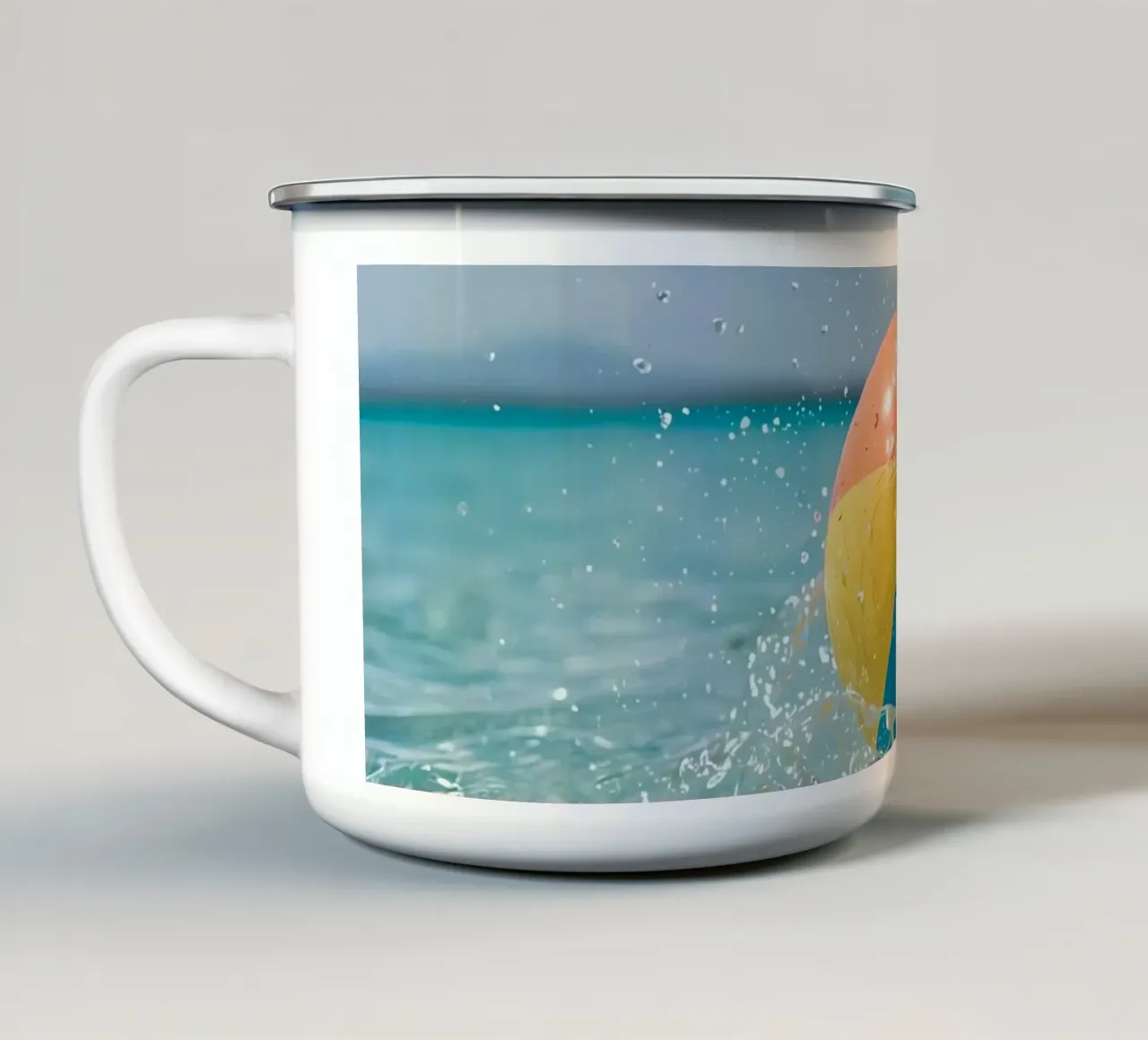 Pallone da spiaggia che sguazza nell'acqua tazza in smalto da DesignDoodle