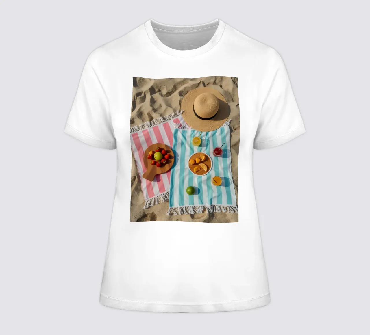 Scena di spiaggia con asciugamani, bevande alla frutta e cappello di paglia t-shirt da donna da DesignDoodle