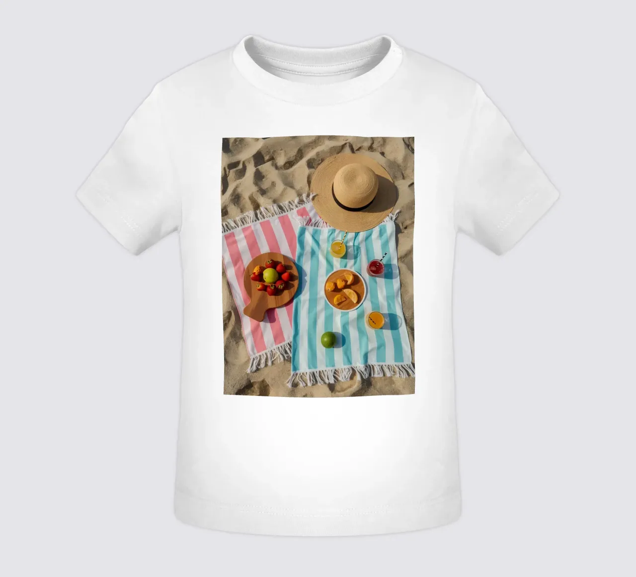Scena di spiaggia con asciugamani, bevande alla frutta e cappello di paglia maglietta neonato da DesignDoodle