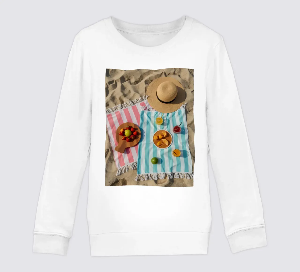 Scena di spiaggia con asciugamani, bevande alla frutta e cappello di paglia felpa bambino da DesignDoodle