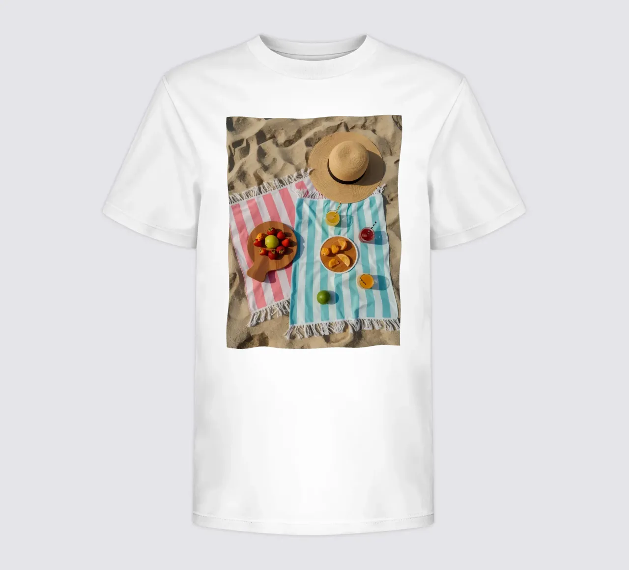 Scena di spiaggia con asciugamani, bevande alla frutta e cappello di paglia t-shirt bambini da DesignDoodle