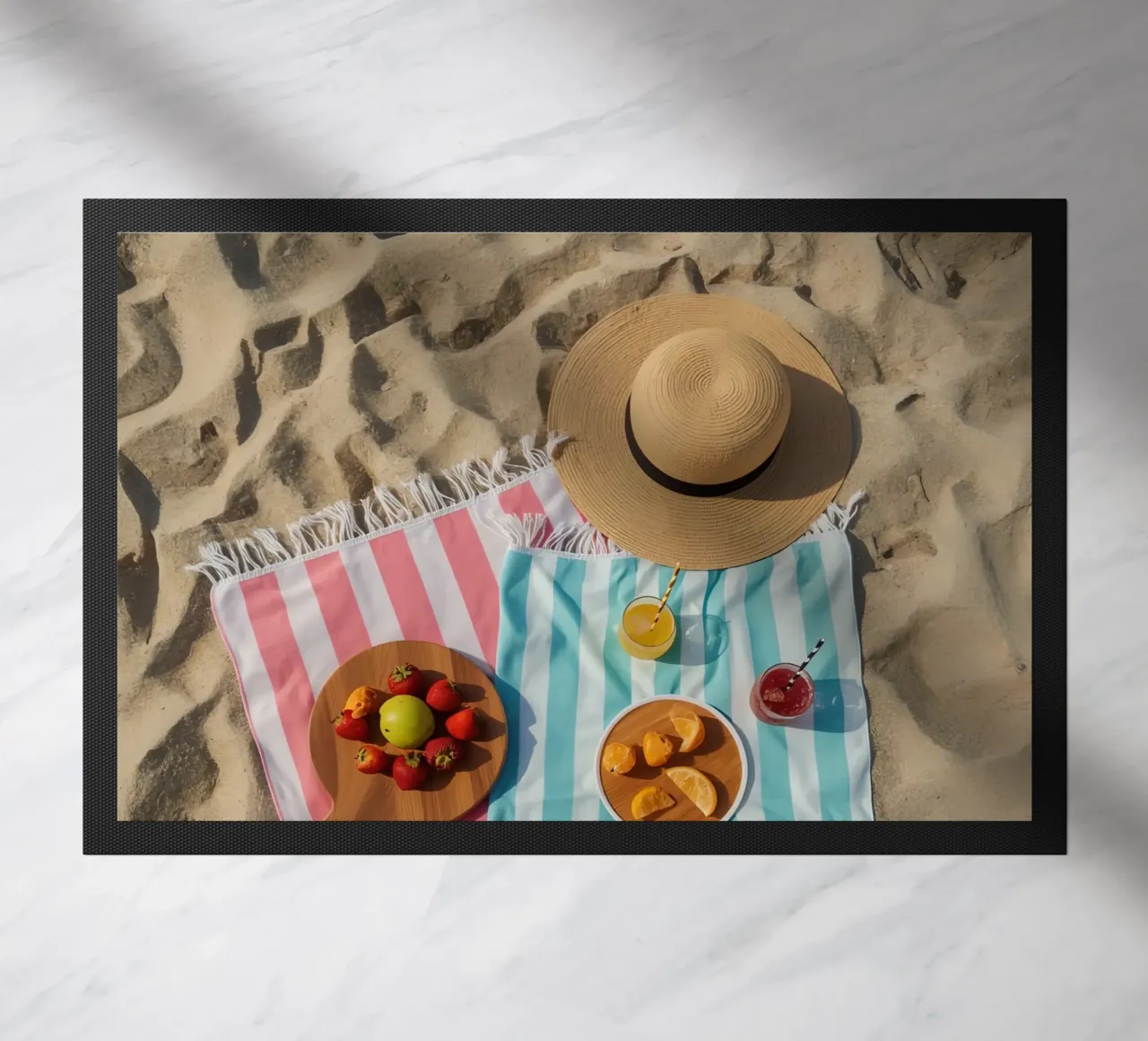 Scena di spiaggia con asciugamani, bevande alla frutta e cappello di paglia zerbino da DesignDoodle