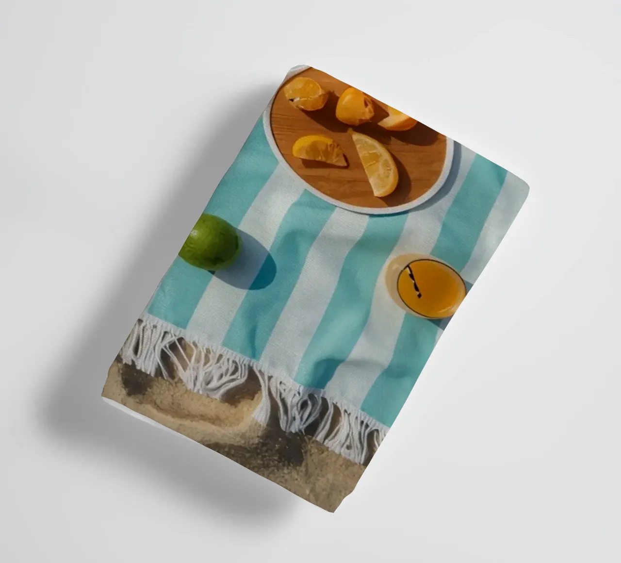 Scena di spiaggia con asciugamani, bevande alla frutta e cappello di paglia asciugamano da bagno da DesignDoodle