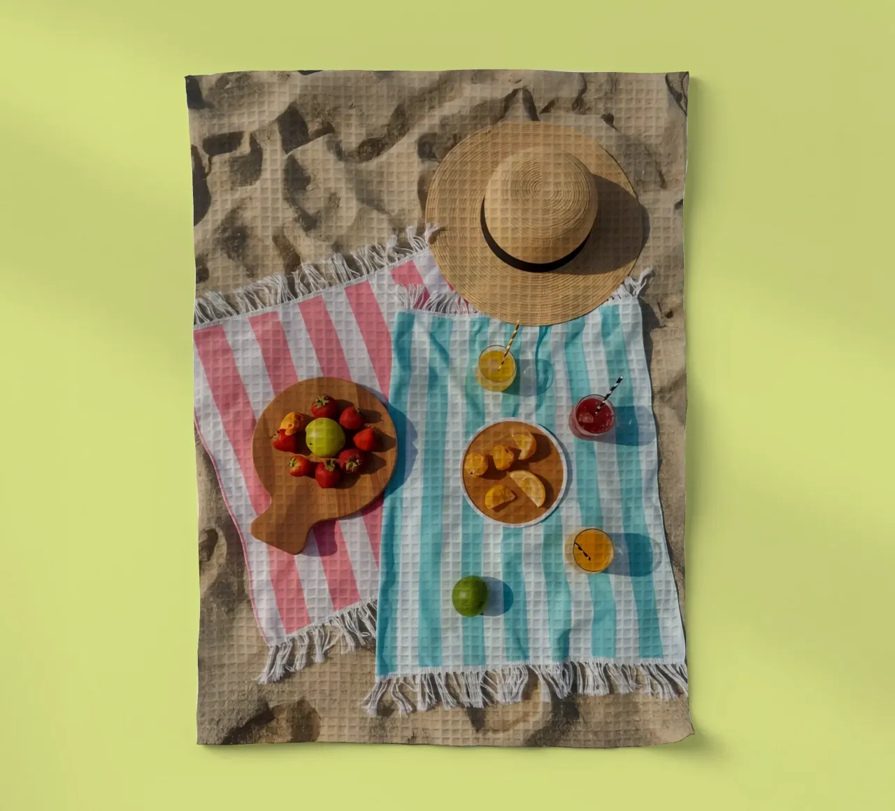 Scena di spiaggia con asciugamani, bevande alla frutta e cappello di paglia canovaccio da cucina da DesignDoodle