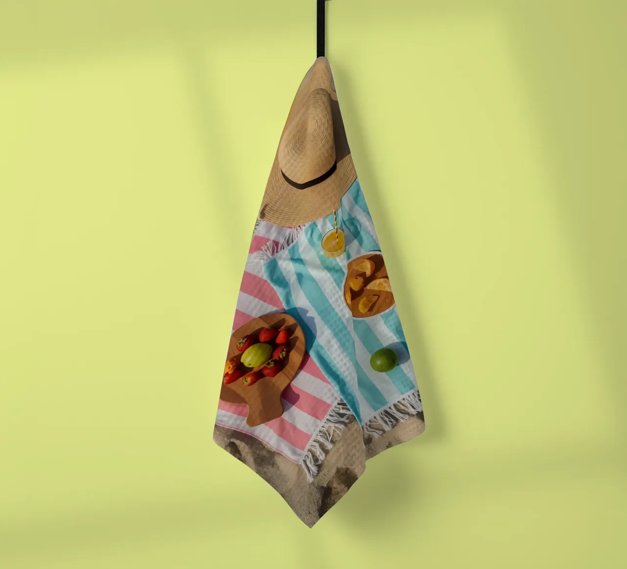 Scena di spiaggia con asciugamani, bevande alla frutta e cappello di paglia canovaccio da cucina da DesignDoodle