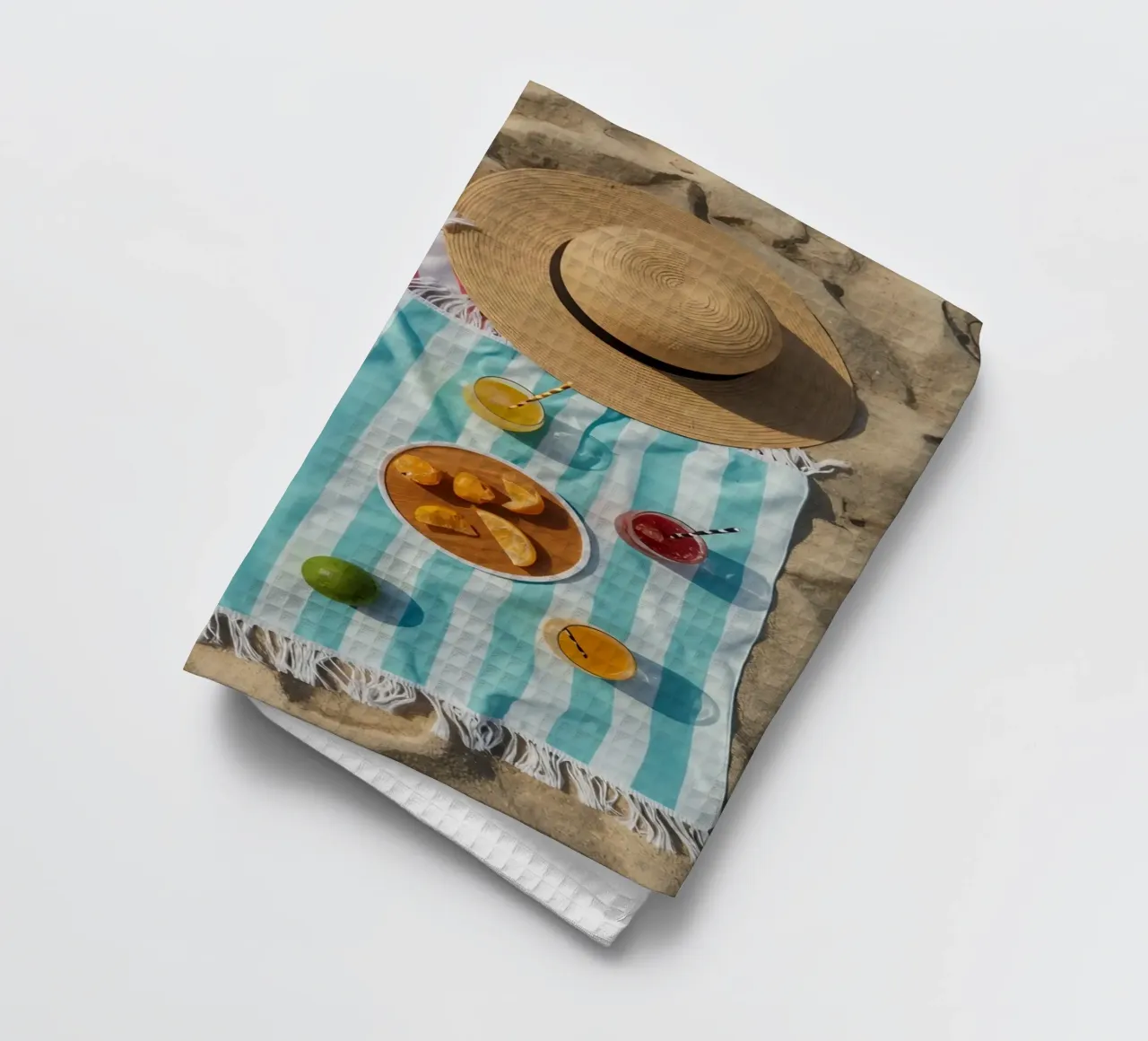 Scena di spiaggia con asciugamani, bevande alla frutta e cappello di paglia canovaccio da cucina da DesignDoodle