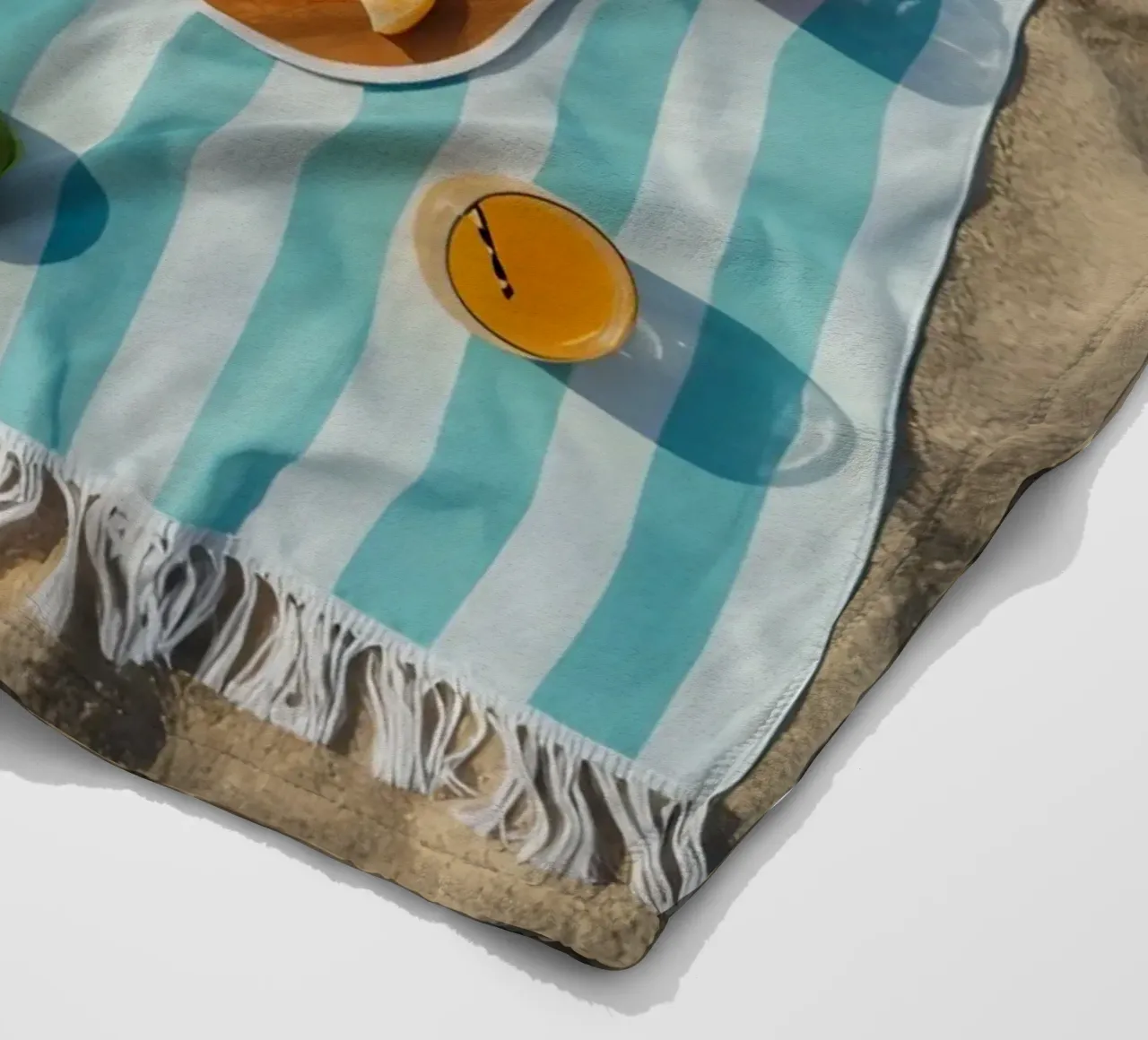 Scena di spiaggia con asciugamani, bevande alla frutta e cappello di paglia coperta in pile da DesignDoodle