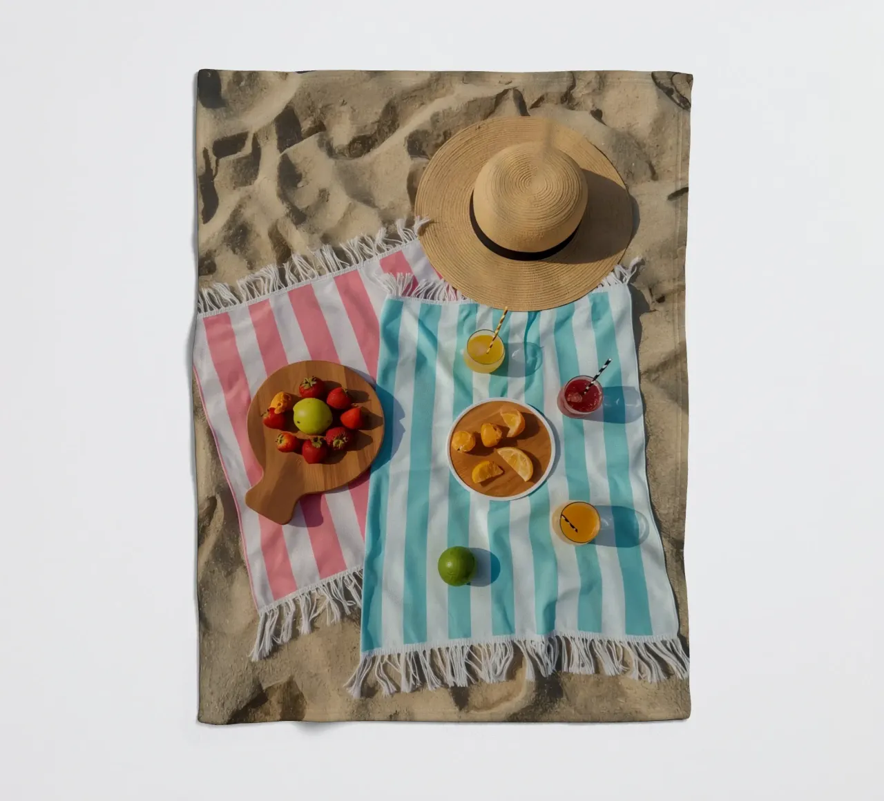 Scena di spiaggia con asciugamani, bevande alla frutta e cappello di paglia coperta in pile da DesignDoodle