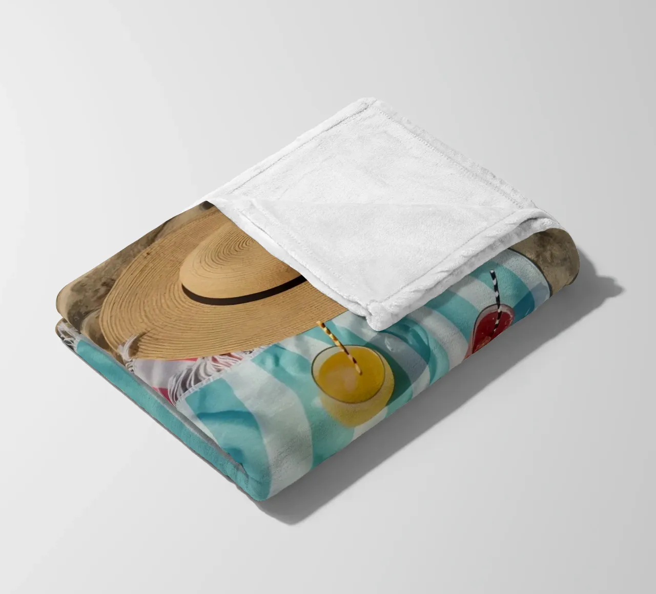 Scena di spiaggia con asciugamani, bevande alla frutta e cappello di paglia coperta in pile da DesignDoodle