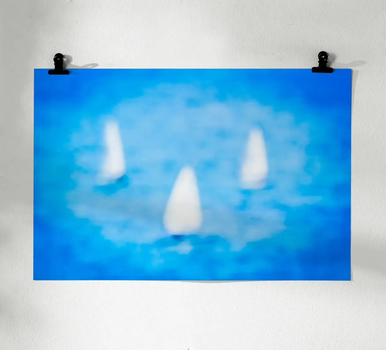 3 barche a vela poster con telaio in plastica da Tal Paz-Fridman