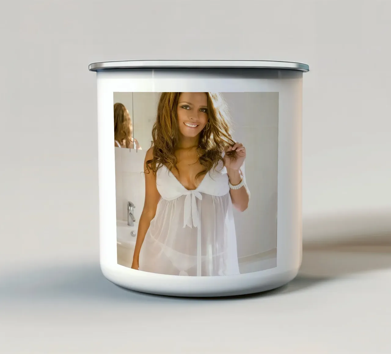 Hayley in white 3 tazza in smalto da Dave Hare Photography
