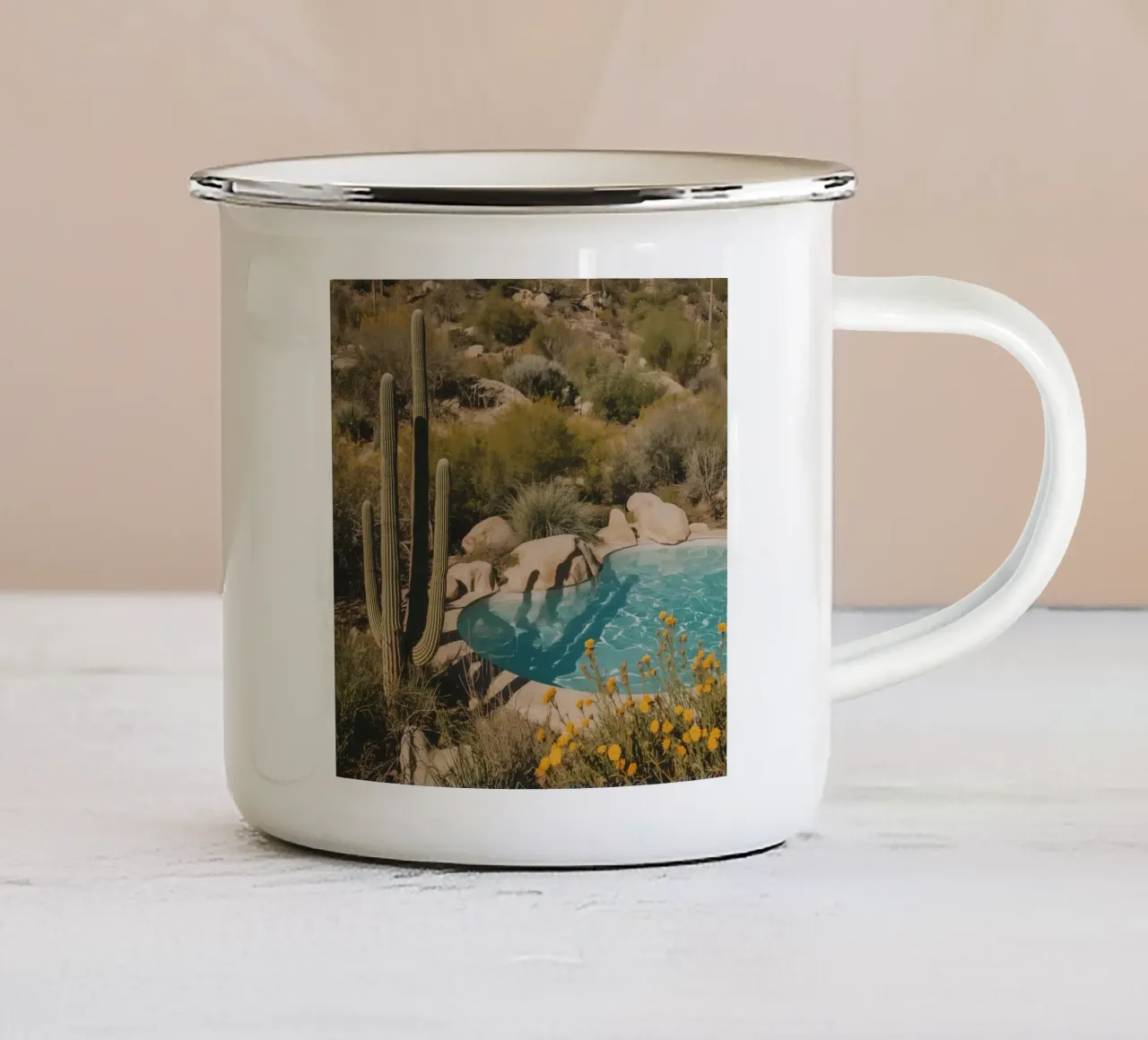 Paesaggio desertico con saguari e piscina tazza in smalto da DesignDoodle