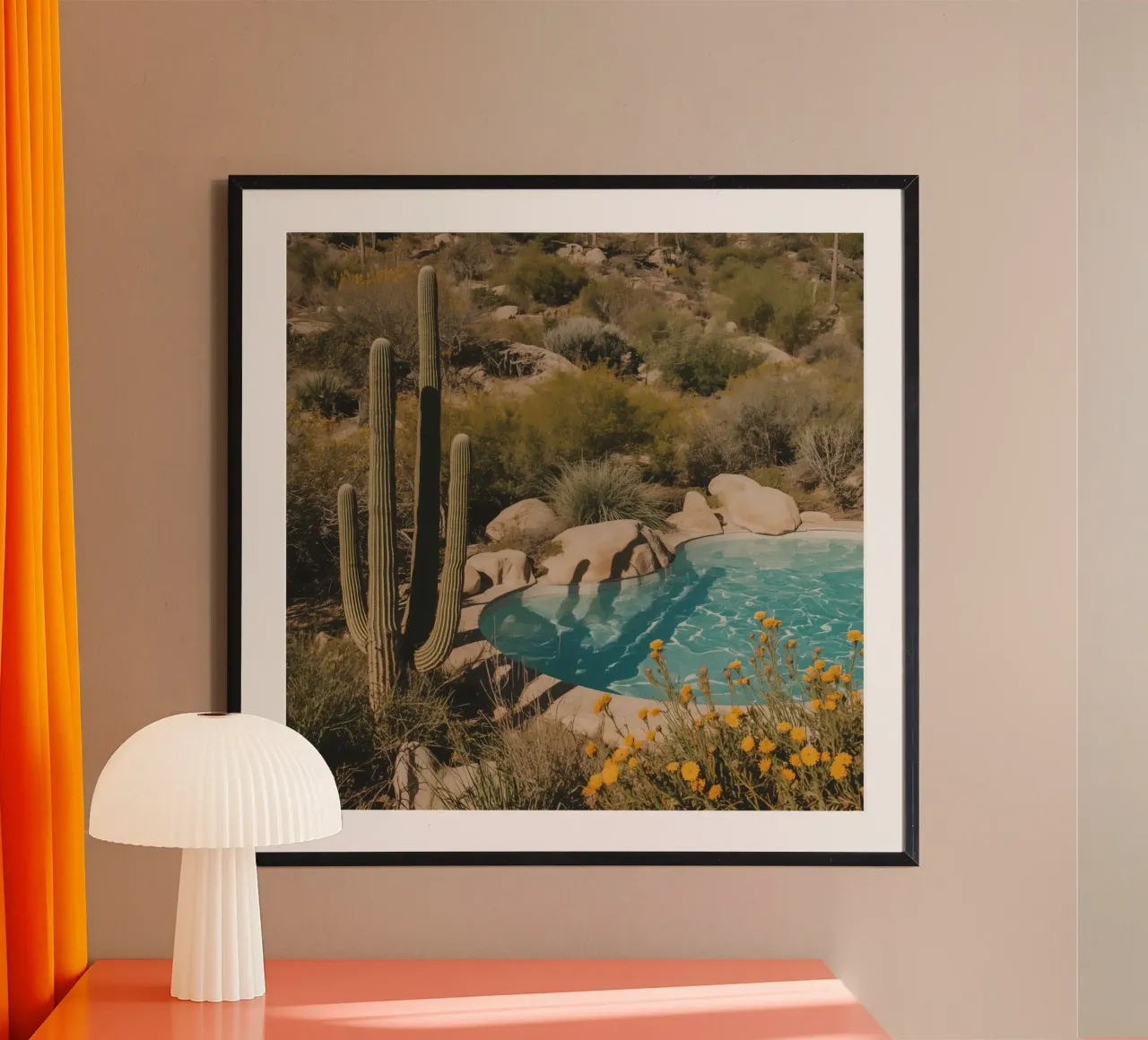 Paesaggio desertico con saguari e piscina poster con telaio in plastica da DesignDoodle