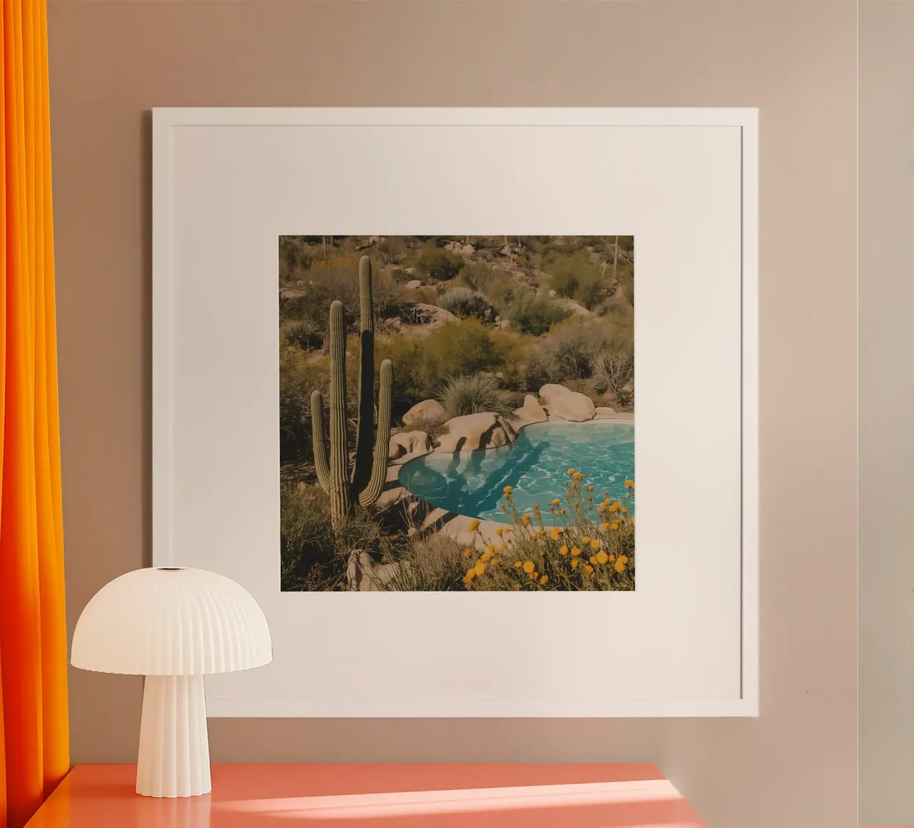Paesaggio desertico con saguari e piscina poster con telaio in plastica da DesignDoodle