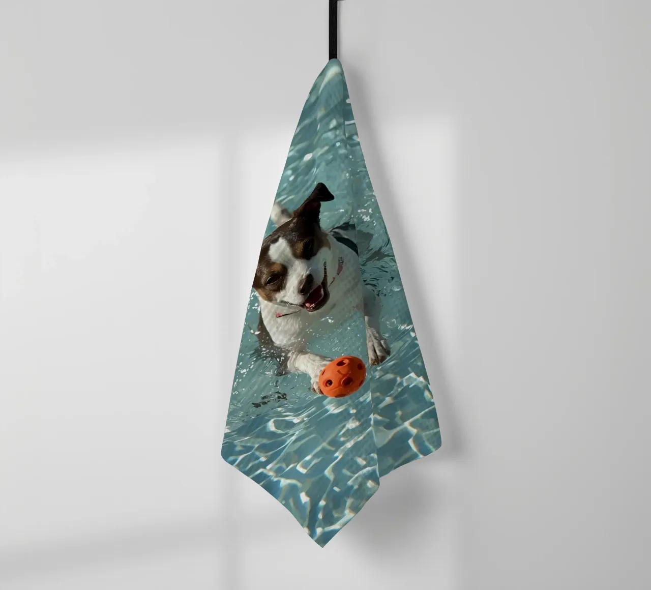 Chien nageant dans une piscine avec une balle orange torchon de DesignDoodle