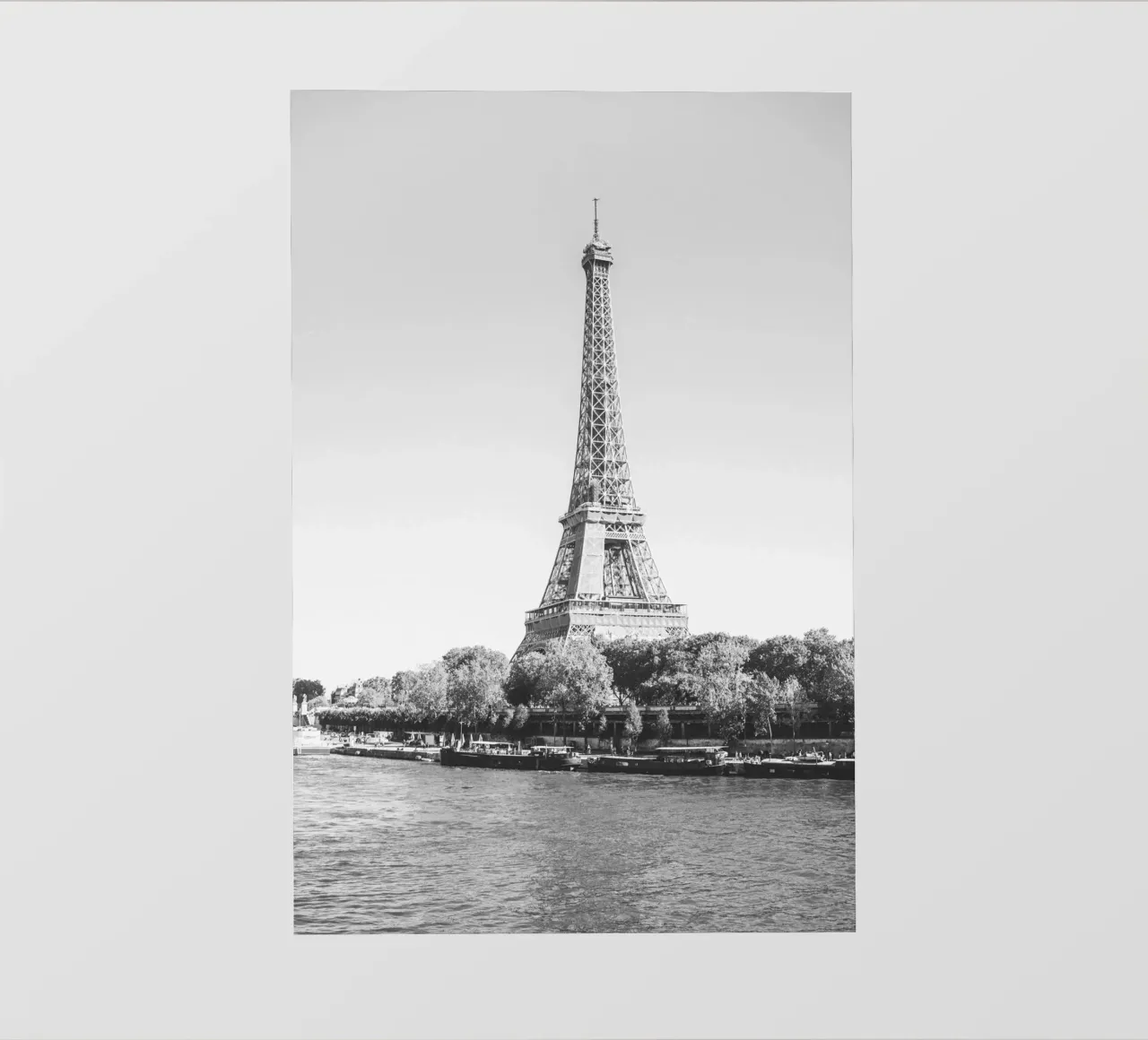 Black and White Eiffel Tower pellicola backlit da patiphotography