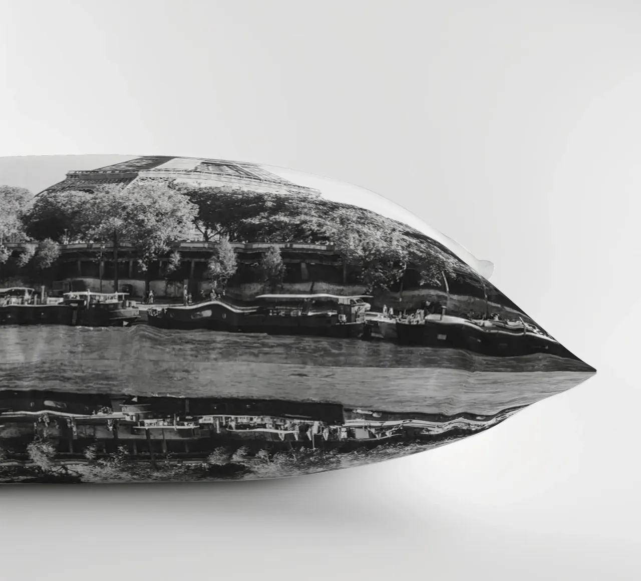 Black and White Eiffel Tower cuscino da patiphotography