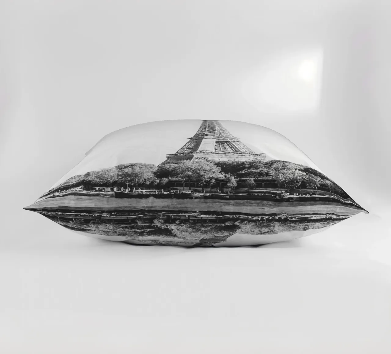 Black and White Eiffel Tower cuscino da patiphotography