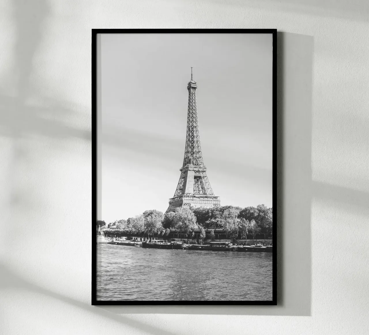 Black and White Eiffel Tower poster con telaio in legno da patiphotography