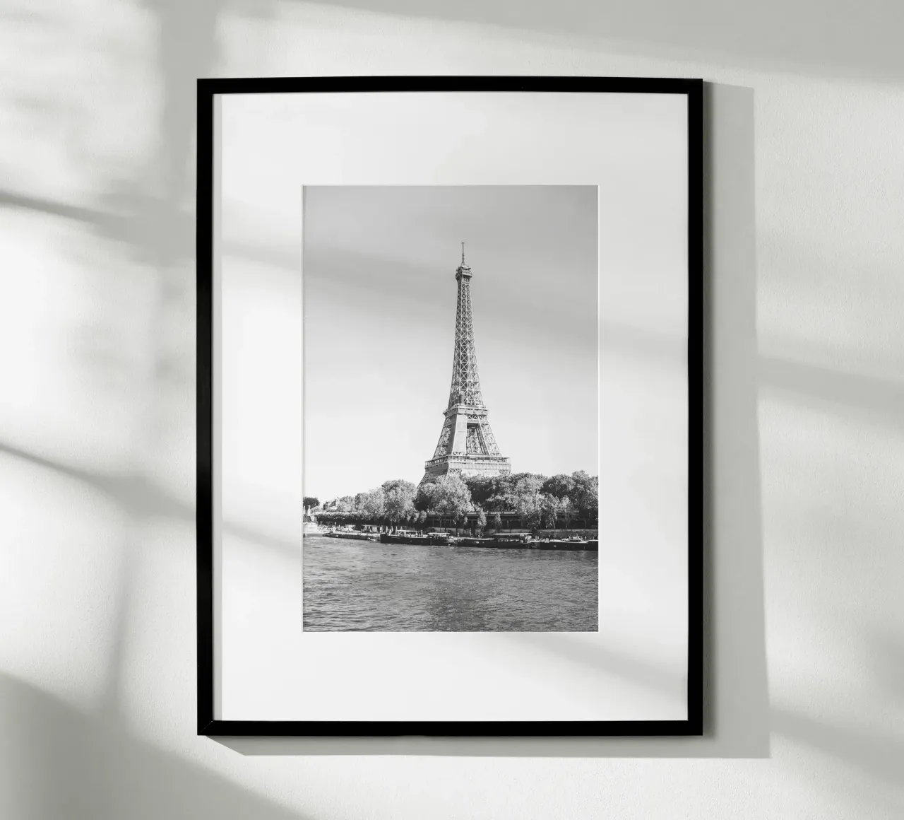 Black and White Eiffel Tower poster da patiphotography