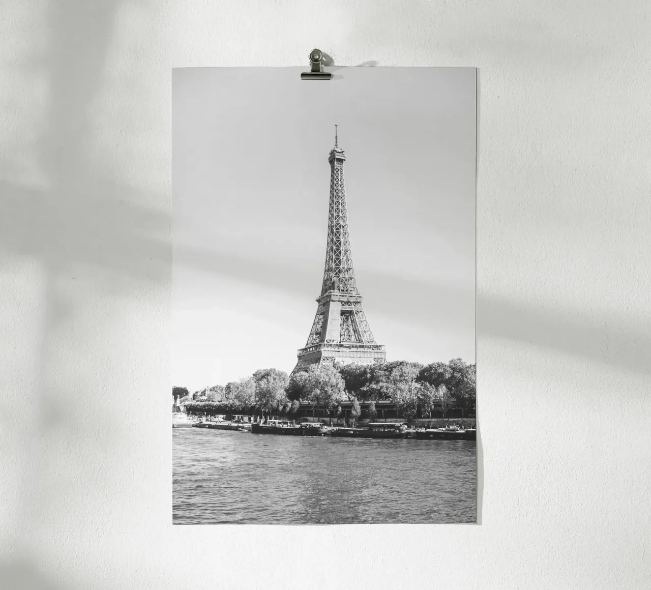 Black and White Eiffel Tower poster con telaio in legno da patiphotography