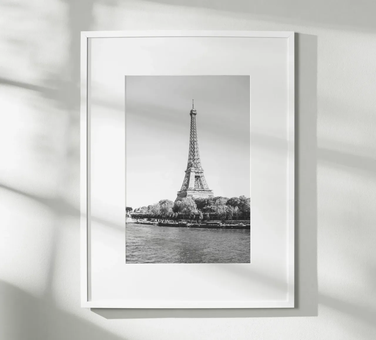 Black and White Eiffel Tower poster con telaio in legno da patiphotography