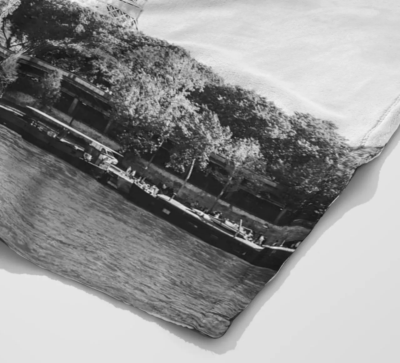 Black and White Eiffel Tower coperta in pile da patiphotography