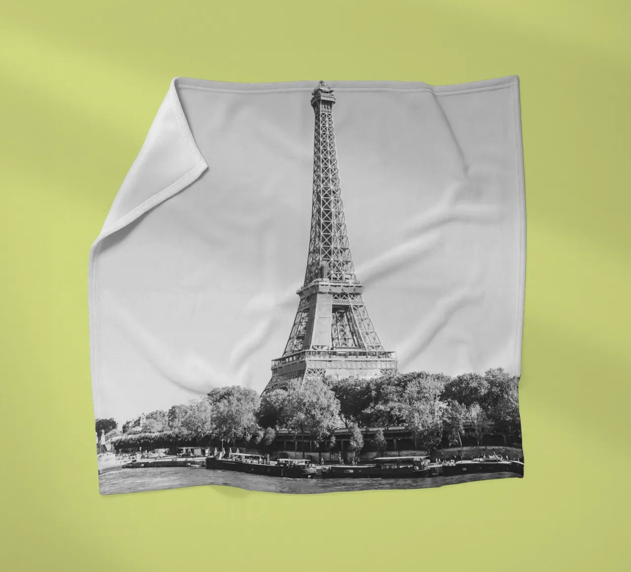 Black and White Eiffel Tower coperta in pile da patiphotography