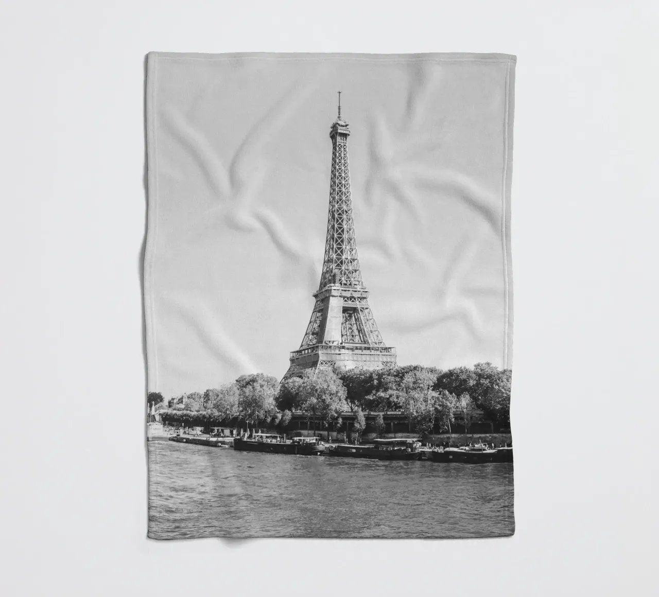 Black and White Eiffel Tower coperta in pile da patiphotography