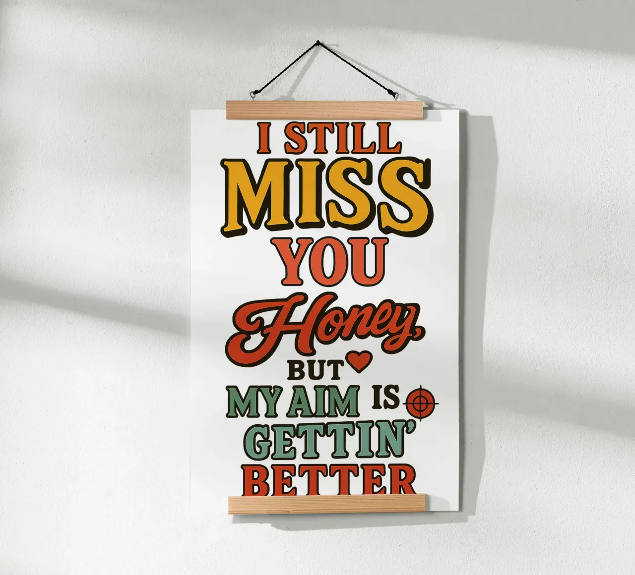 I STILL MISS YOU HONEY, BUT MY AIM IS GETTING BETTER poster con telaio in legno da Vintage Van Gogh