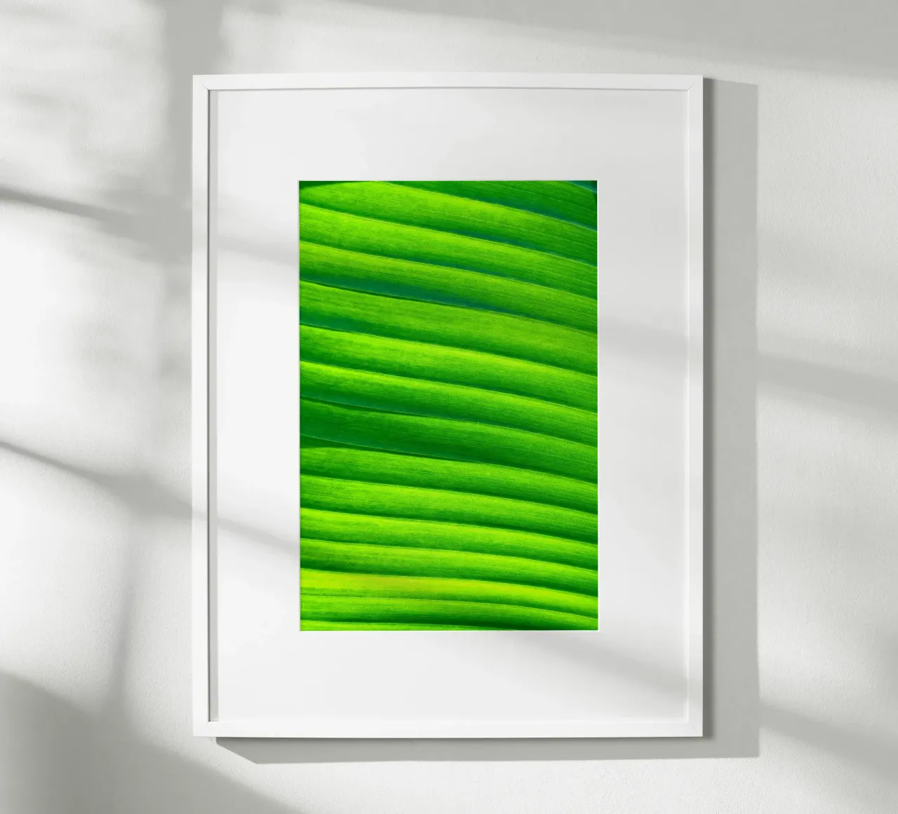 verde foglia poster con telaio in plastica da Earthly Visions