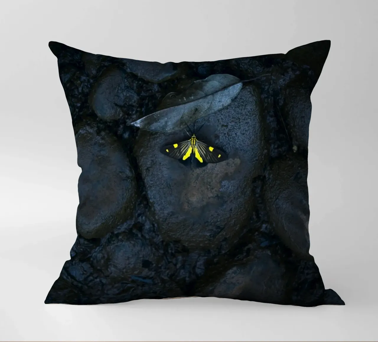 farfalla gialla cuscino da Earthly Visions