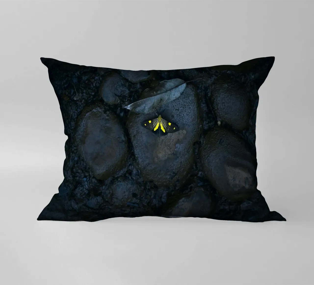 farfalla gialla cuscino da Earthly Visions