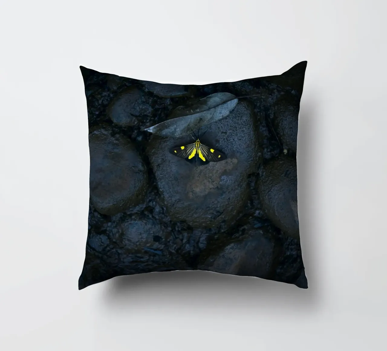 farfalla gialla cuscino da Earthly Visions