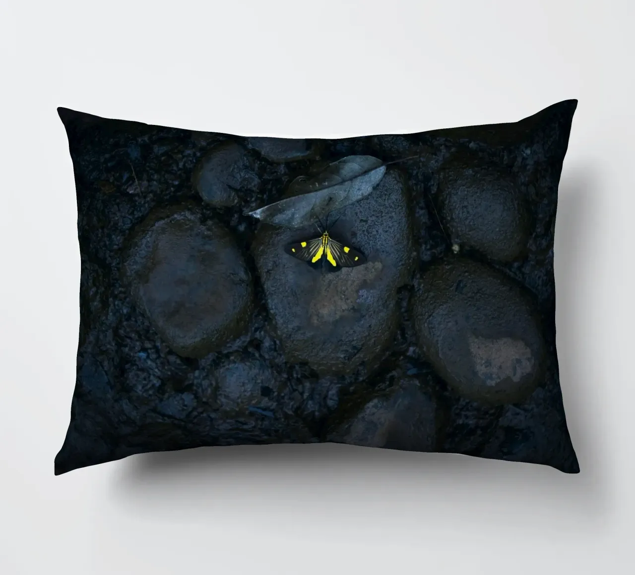 farfalla gialla cuscino da Earthly Visions