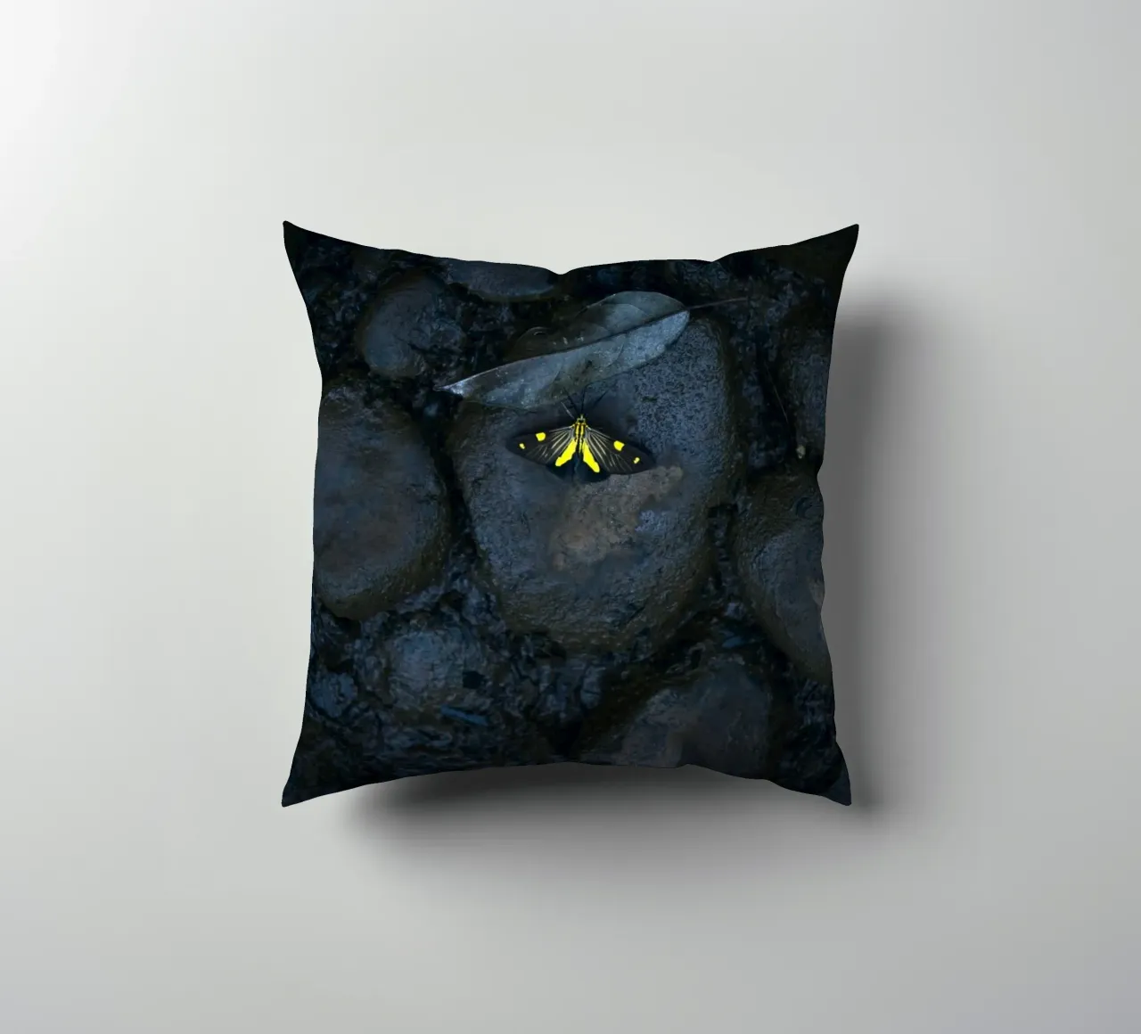 farfalla gialla cuscino da Earthly Visions