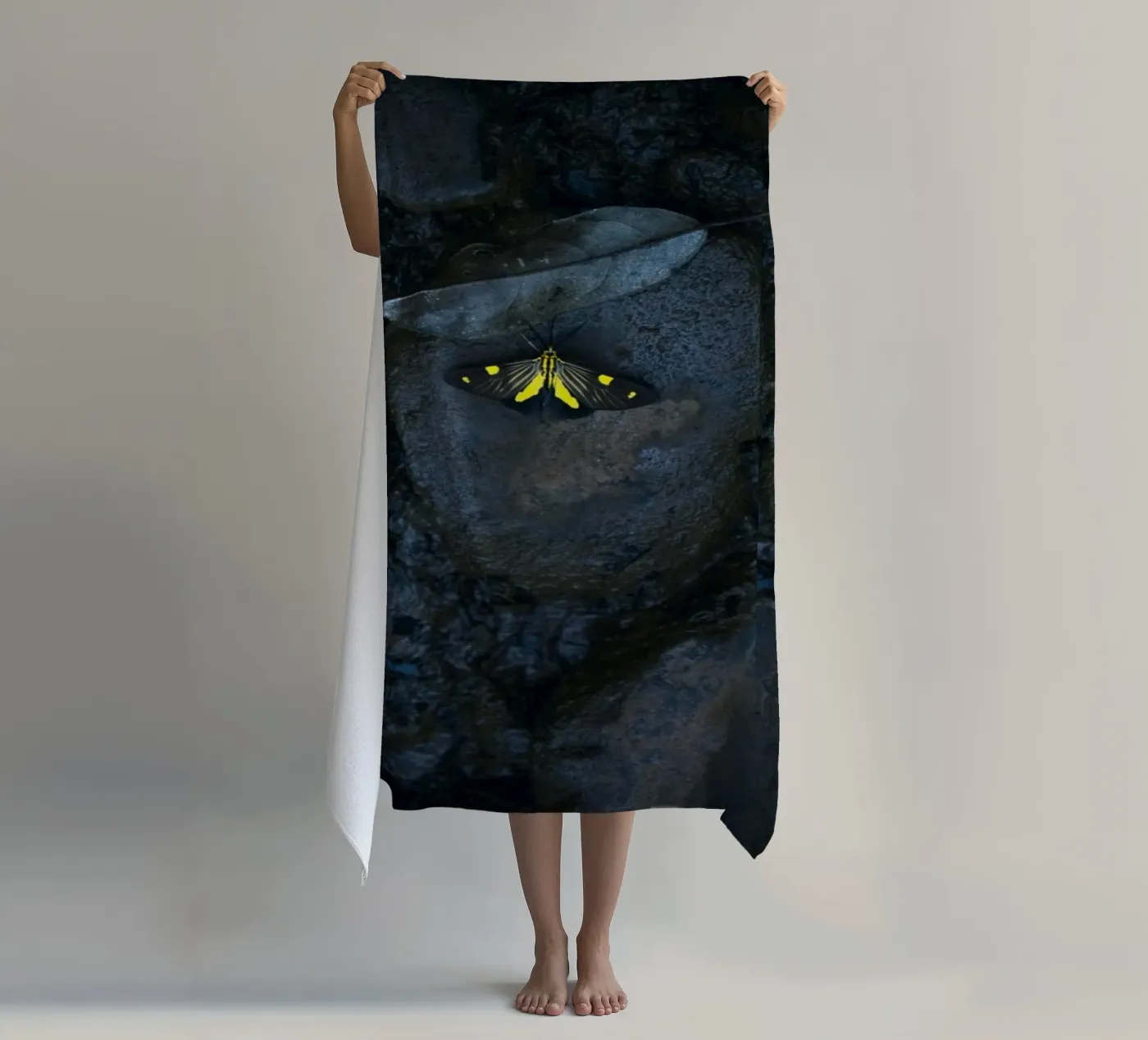 farfalla gialla telo mare da Earthly Visions