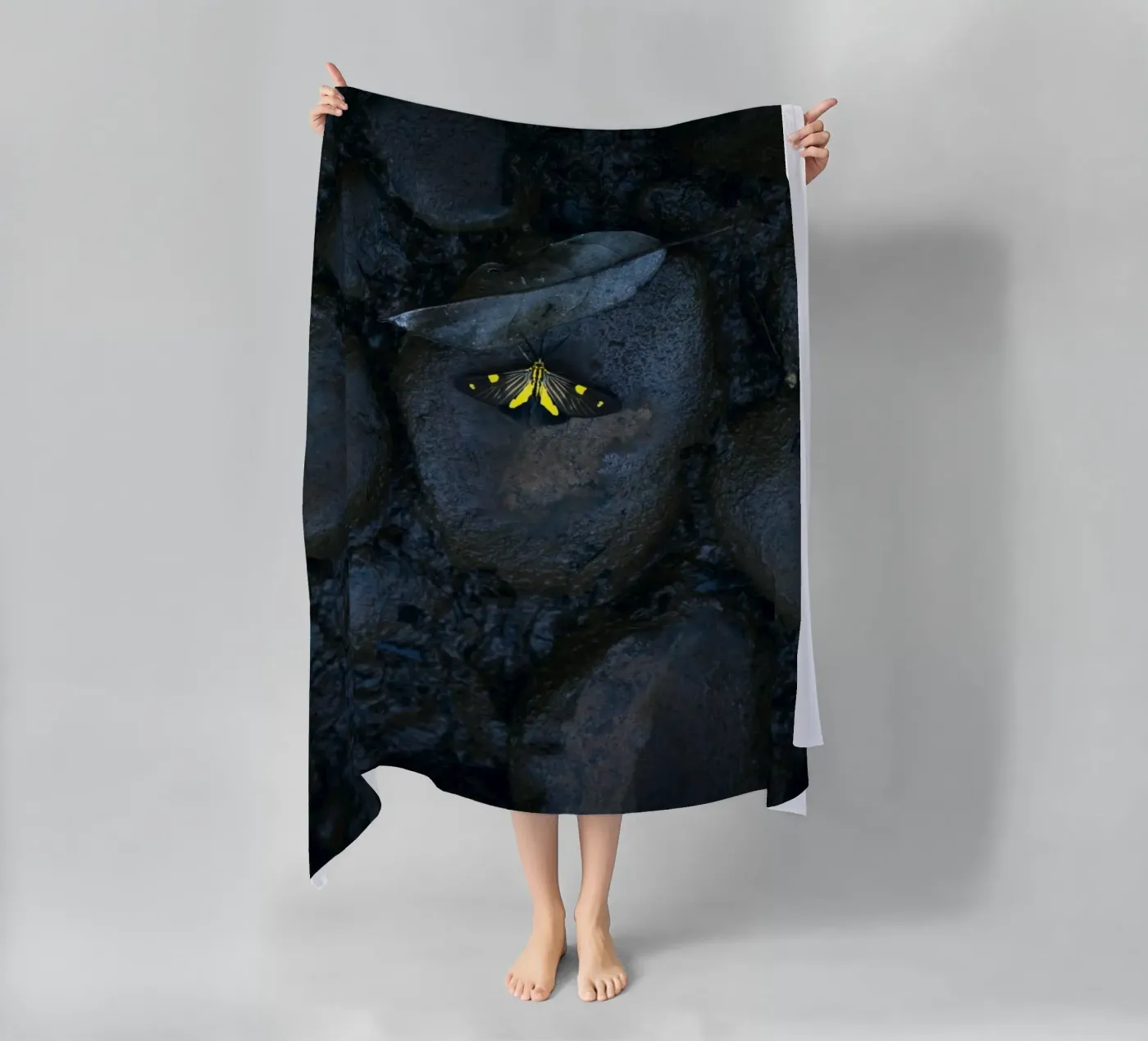 farfalla gialla telo mare da Earthly Visions