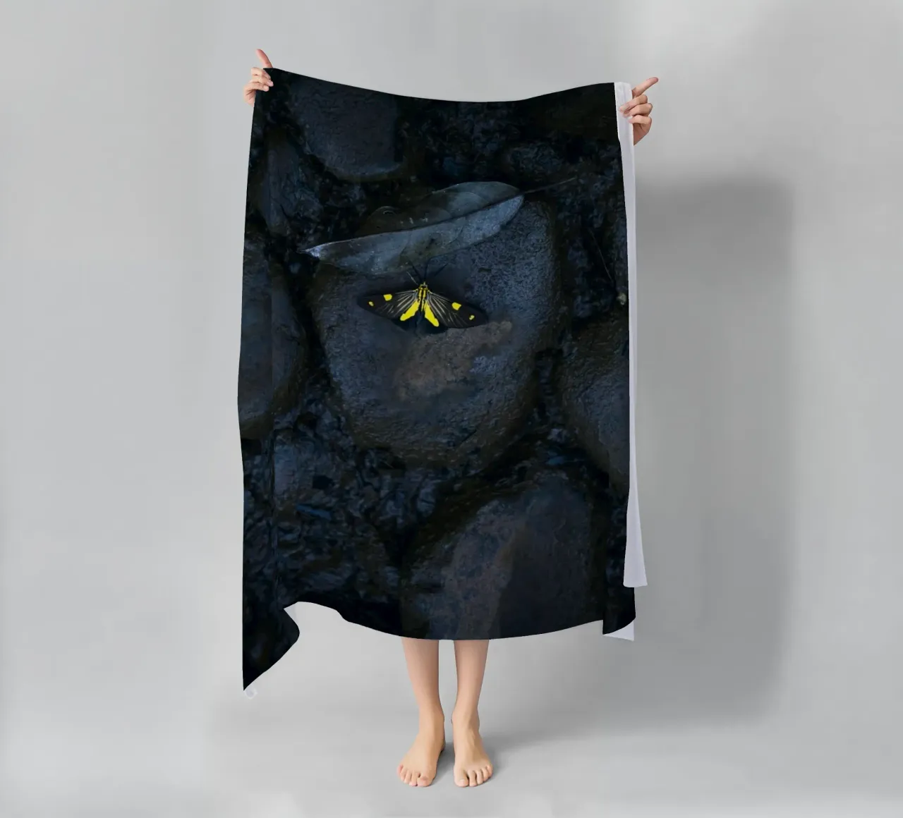 farfalla gialla telo mare da Earthly Visions