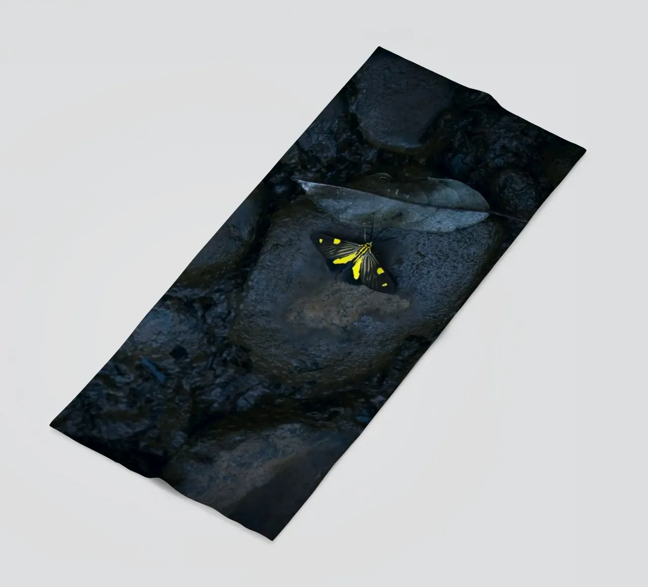 farfalla gialla telo mare da Earthly Visions