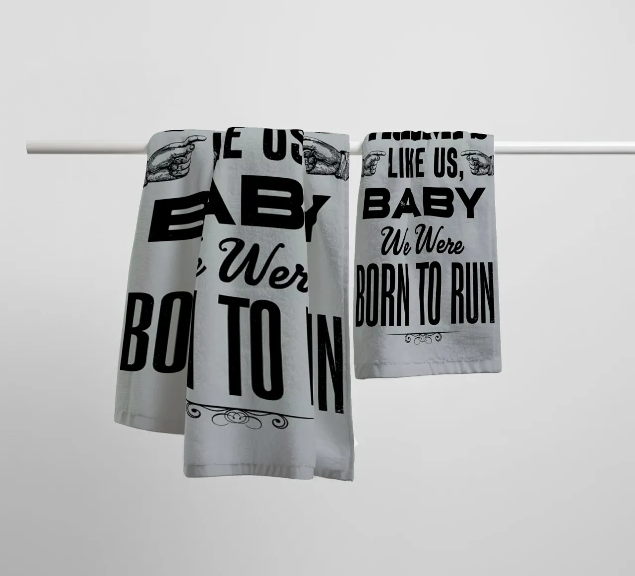 BORN TO RUN asciugamano da bagno da The Indoor Type