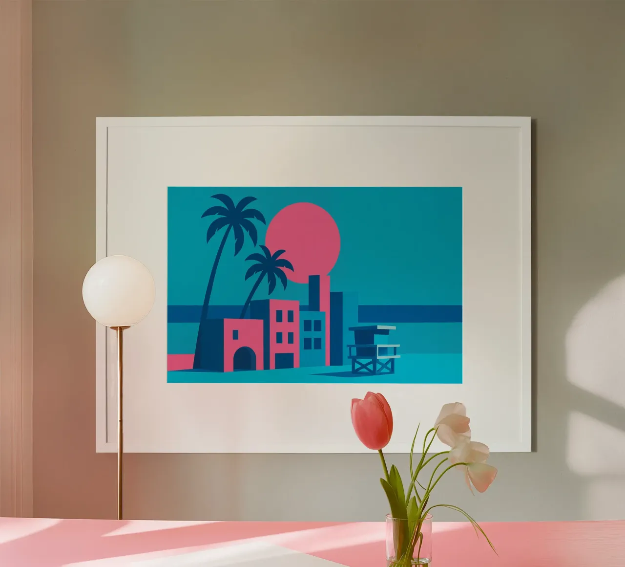 Venice Beach Pop - Palmieri e palazzi in rosa poster con telaio in legno da JETLAG | affiches voyage
