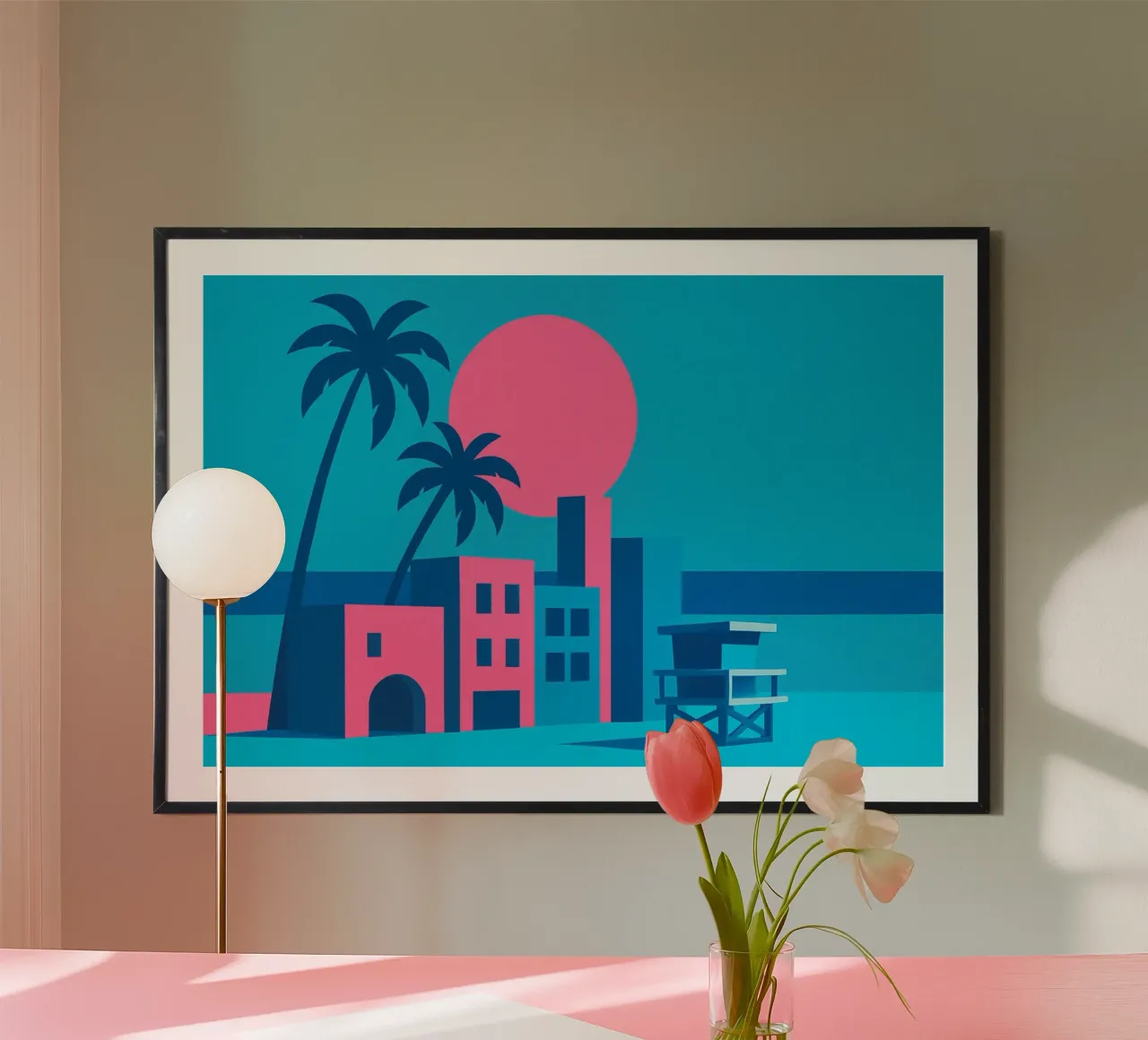 Venice Beach Pop - Palmieri e palazzi in rosa poster con telaio in legno da JETLAG | affiches voyage