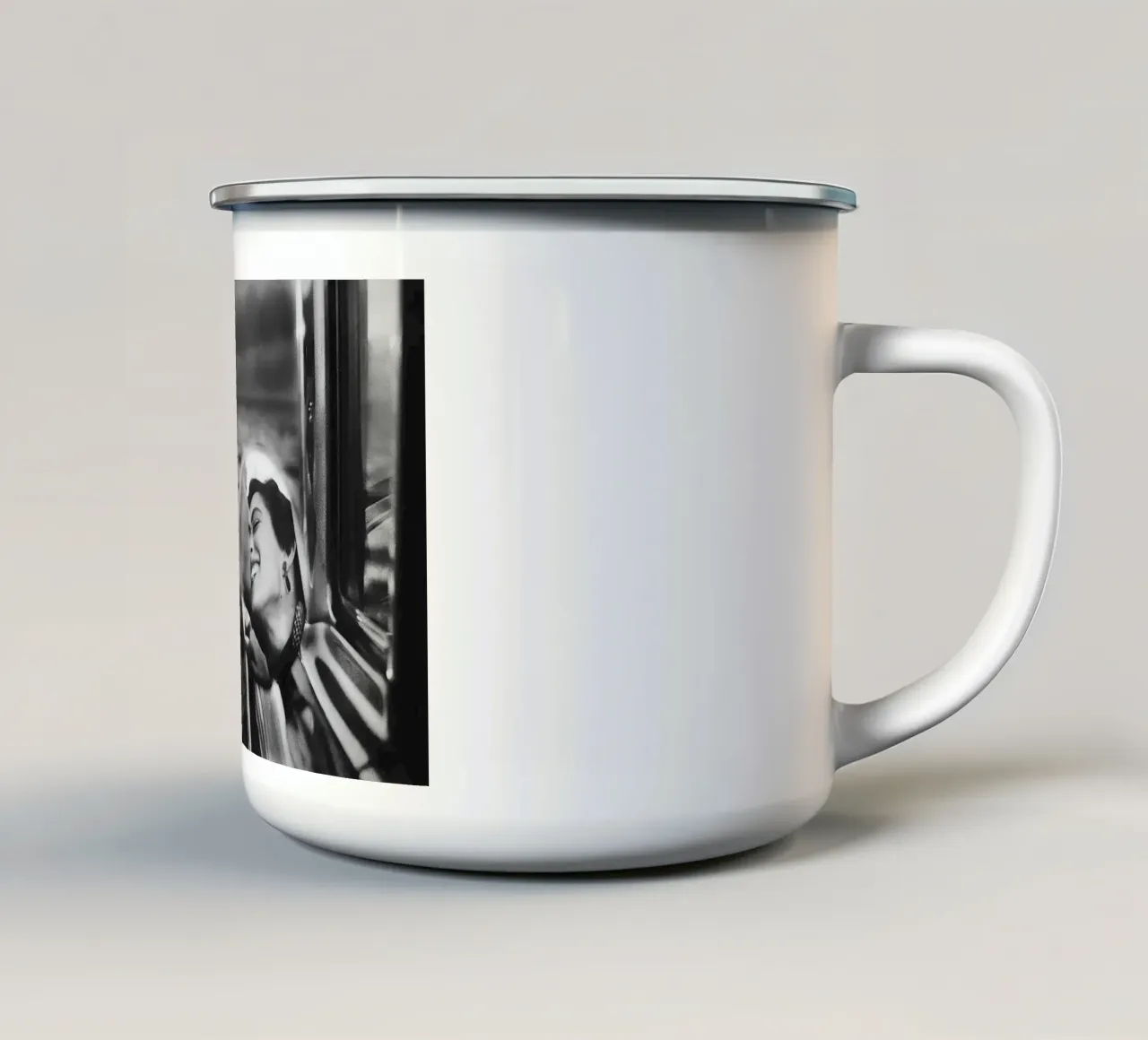 Couple s'embrassant dans le rétroviseur, photo ancienne en noir et blanc mug en émail de Vibrant Vintage Prints