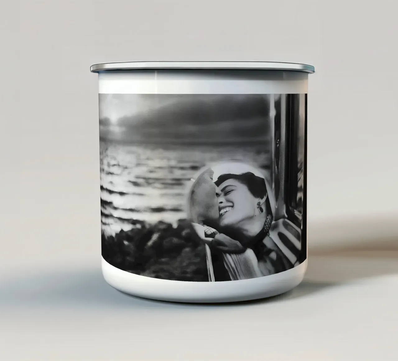 Couple s'embrassant dans le rétroviseur, photo ancienne en noir et blanc mug en émail de Vibrant Vintage Prints