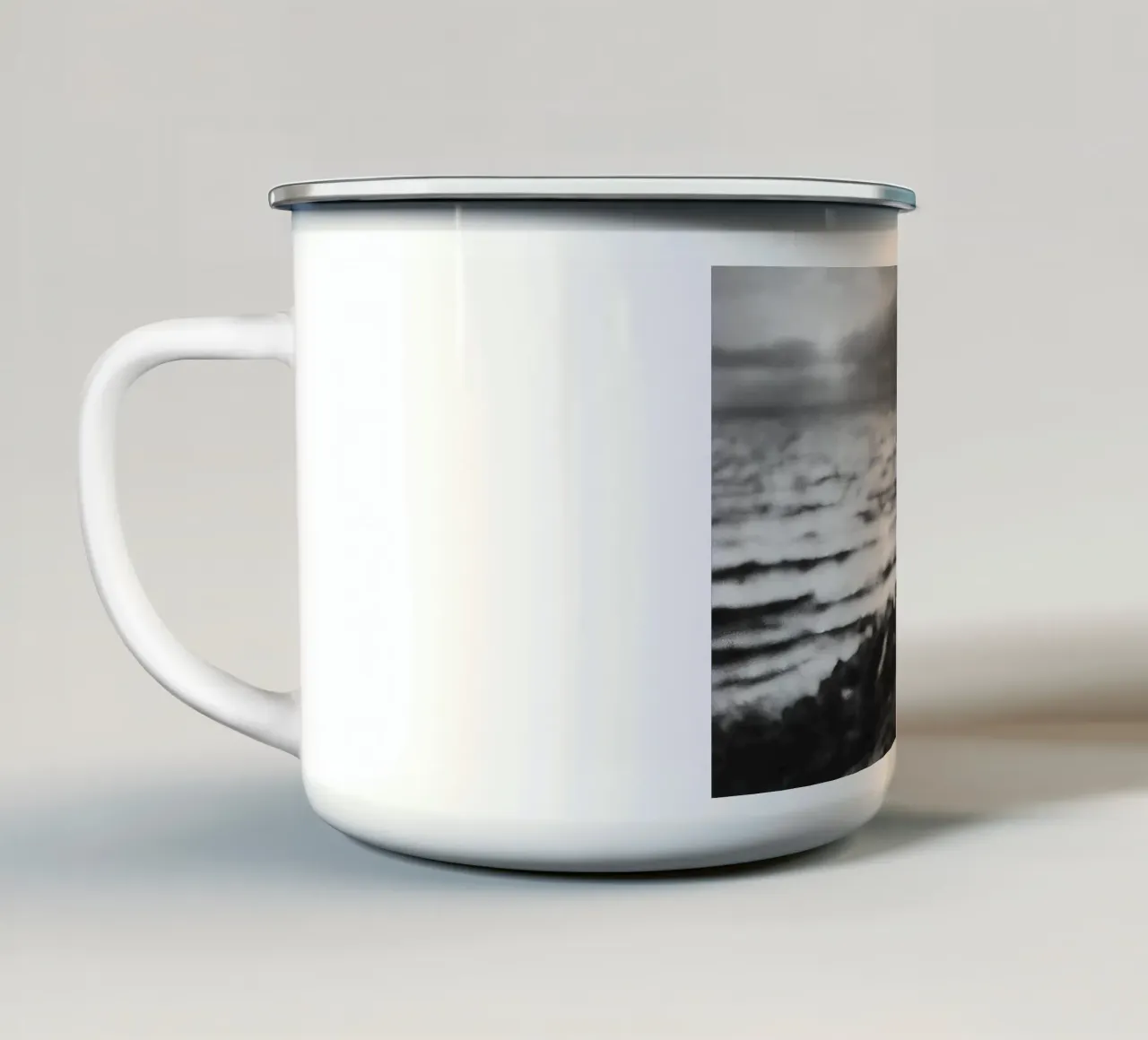 Couple s'embrassant dans le rétroviseur, photo ancienne en noir et blanc mug en émail de Vibrant Vintage Prints