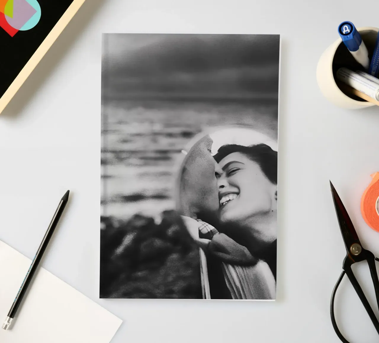 Couple s'embrassant dans le rétroviseur, photo ancienne en noir et blanc carnet de notes de Vibrant Vintage Prints